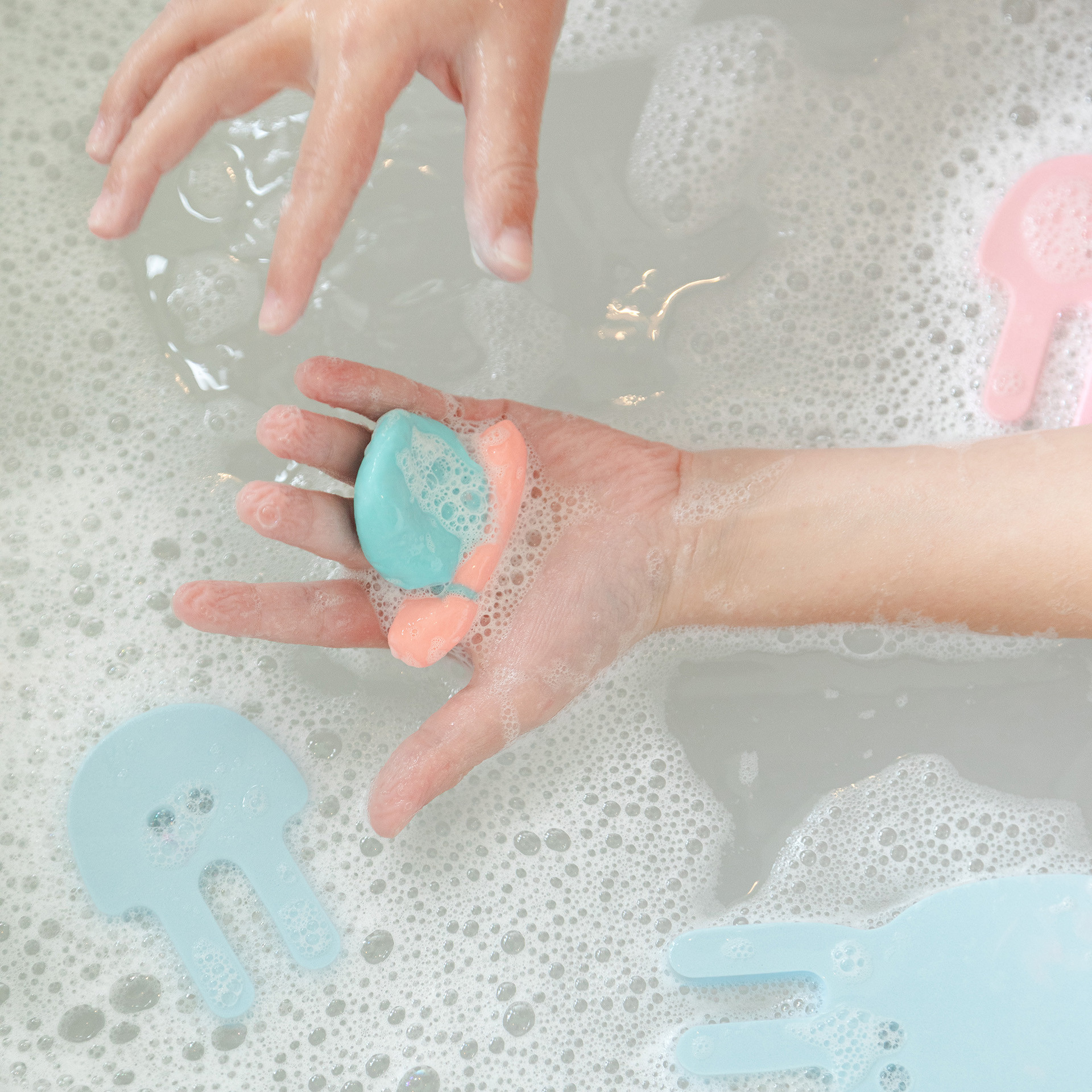 Escargot en pâte à modeler bleue et rose pour le bain des enfants