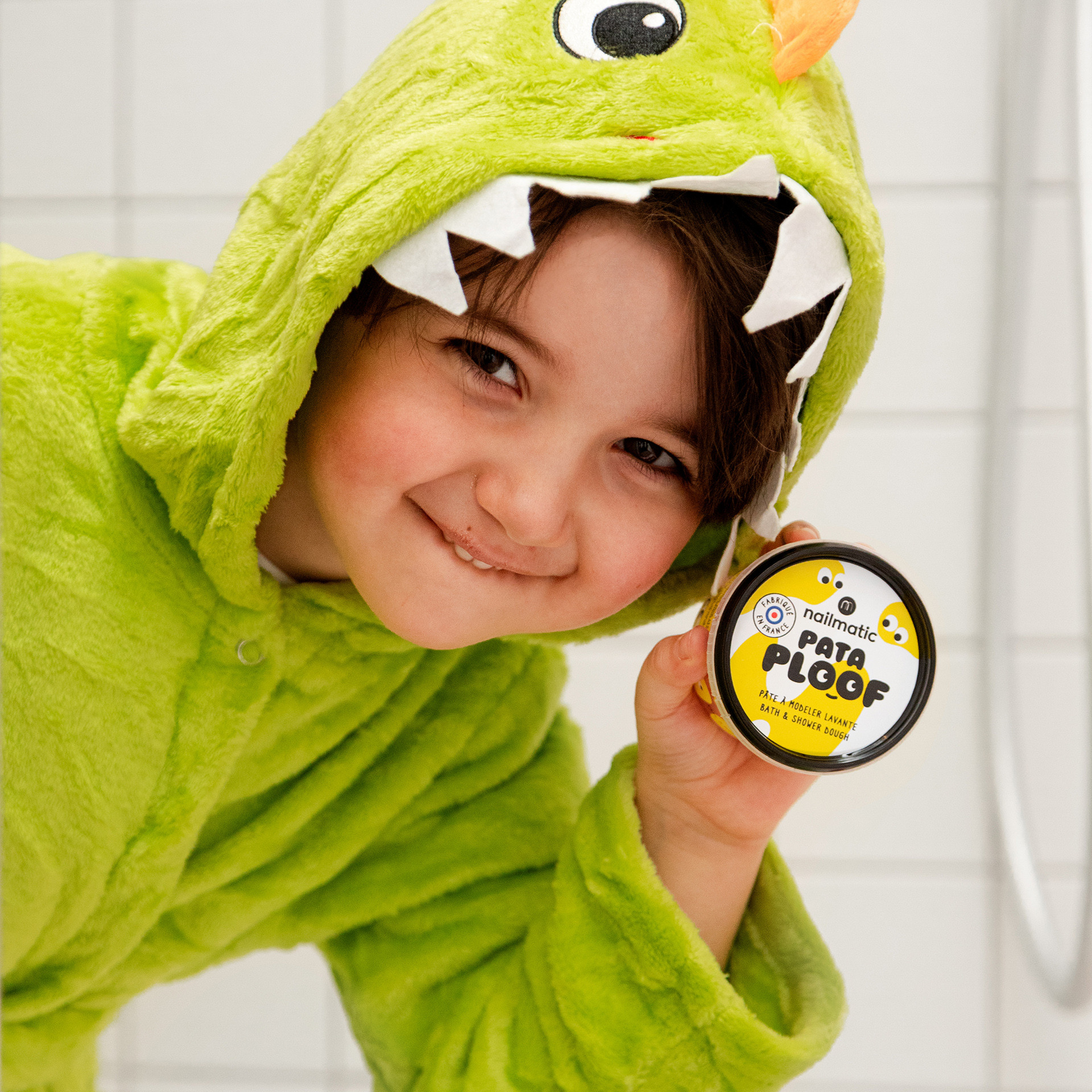 Enfant avec un pot de pâte à modeler pour le bain