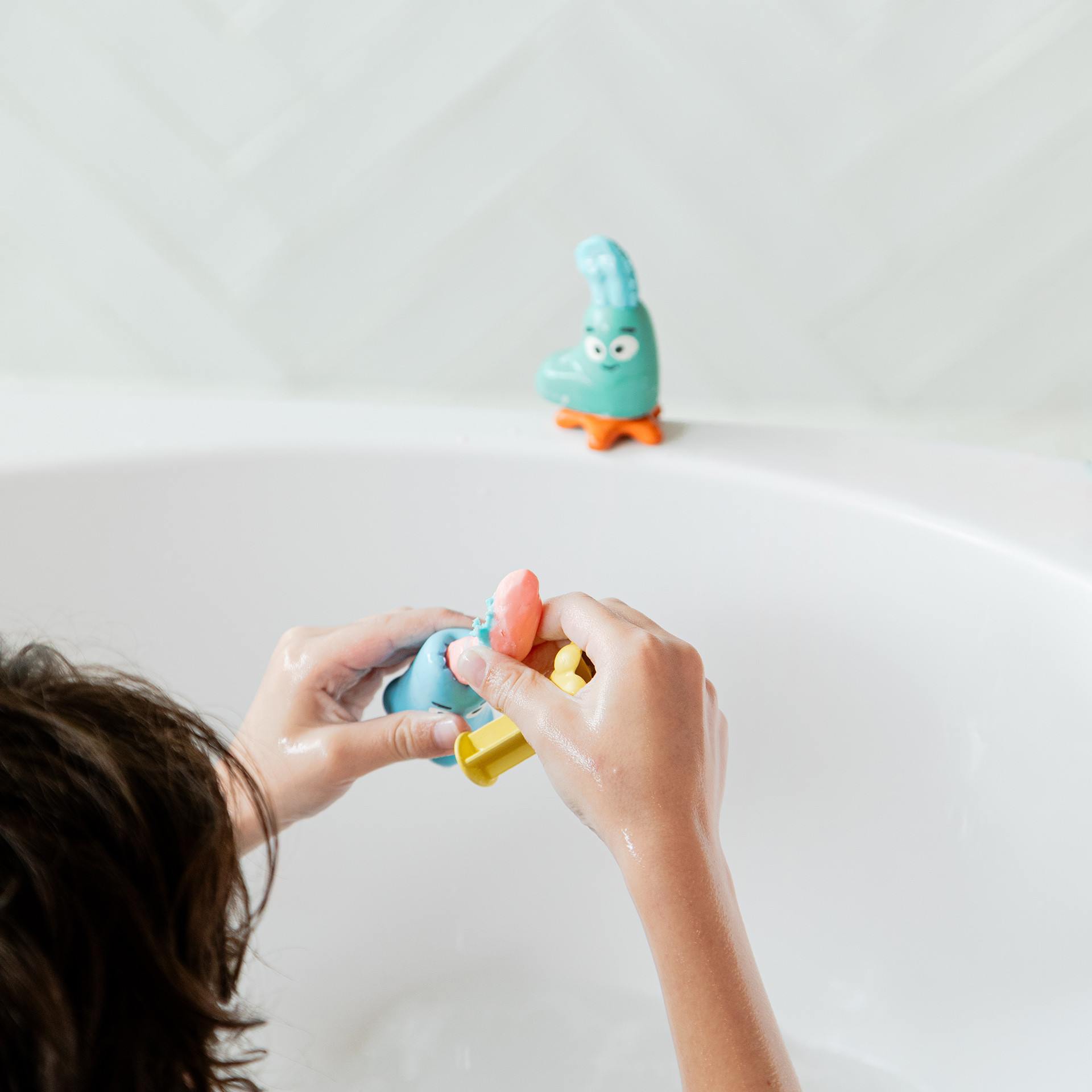 Coffret de bain avec jouets pour le bain enfant avec pâte à modeler rose et bleu