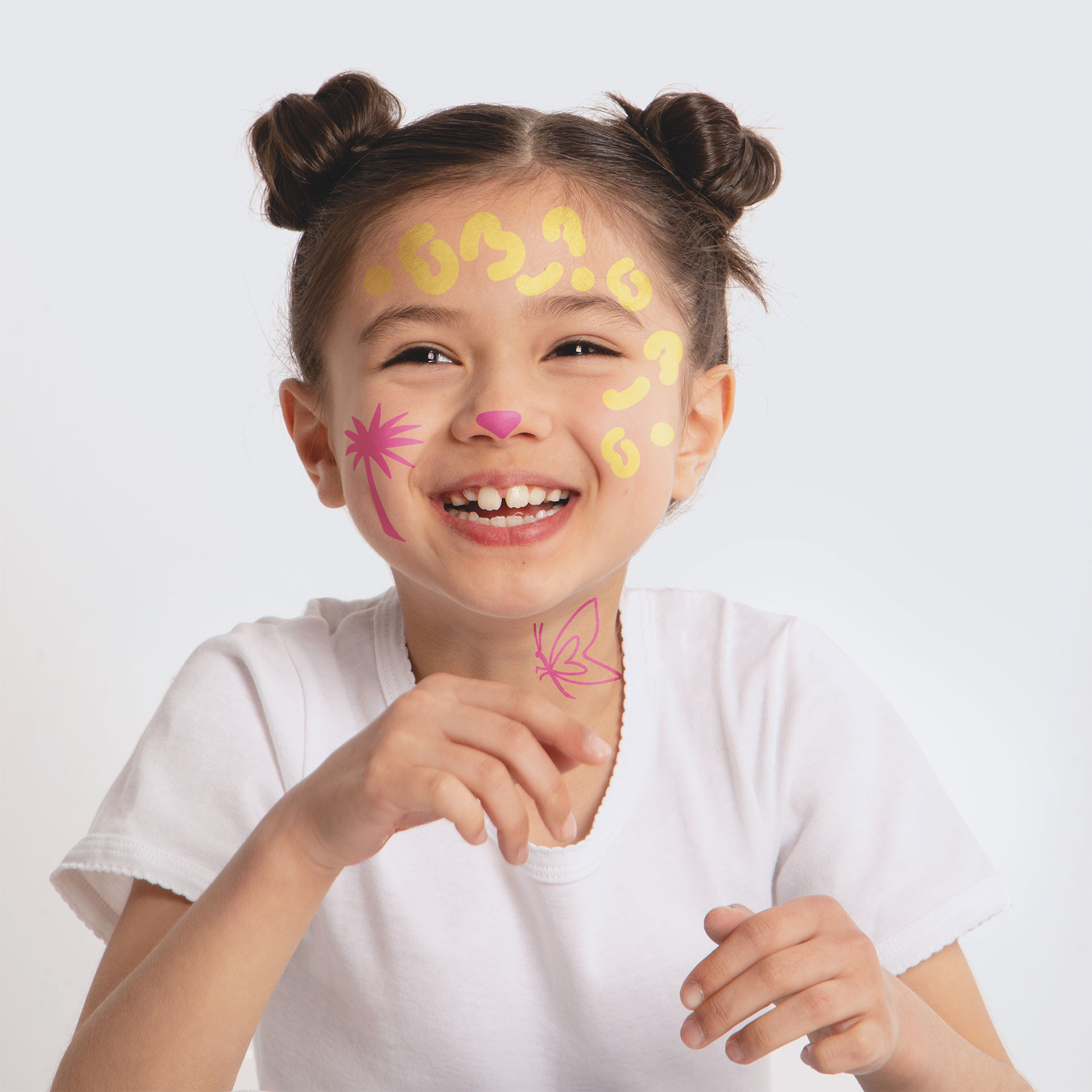 Maquillage enfant jungle avec fleurs et palmier avec feutre Tattoopen jaune