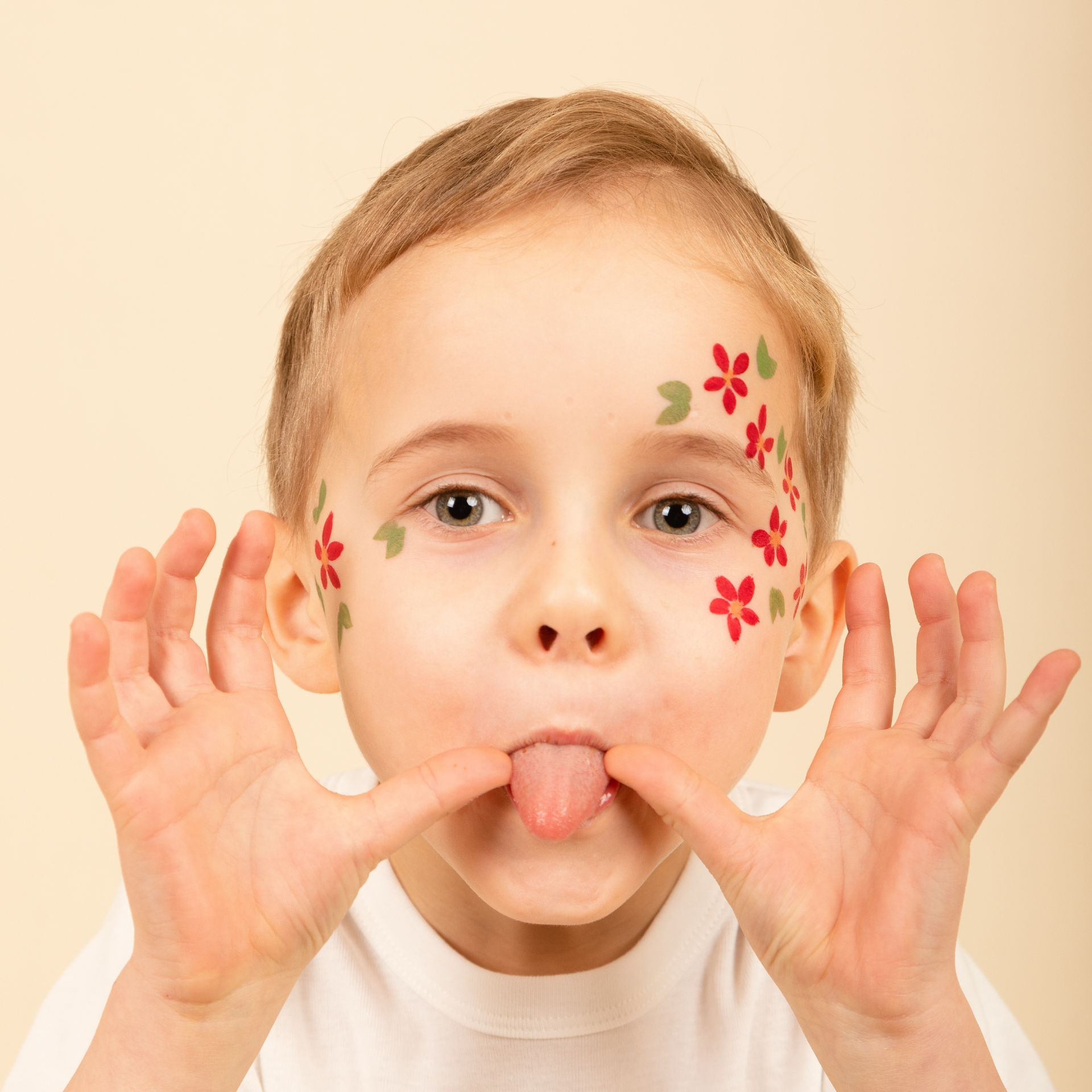 Maquillage Fleurs Enfant avec feutre de tatouages vert Tattoopen