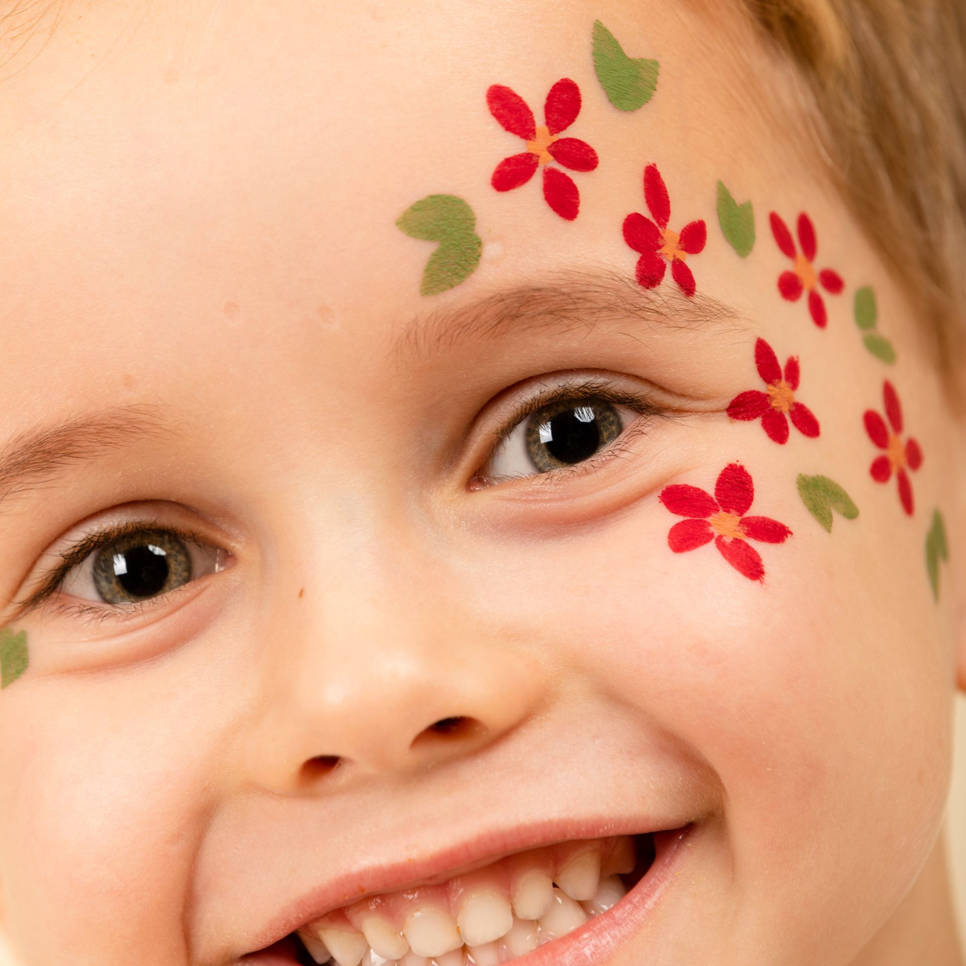 tattoopen rouge maquillage enfant petit garçon dessin fleurs sur peau rouge nailmatic kids